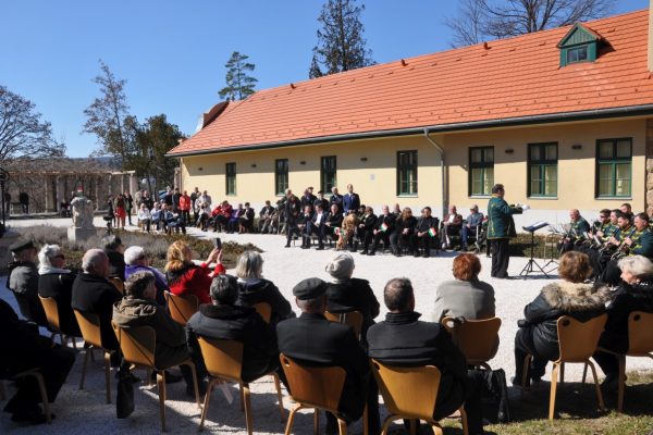 Ünnepi megemlékezést tartottak a Klebelsberg-kastély kertjében